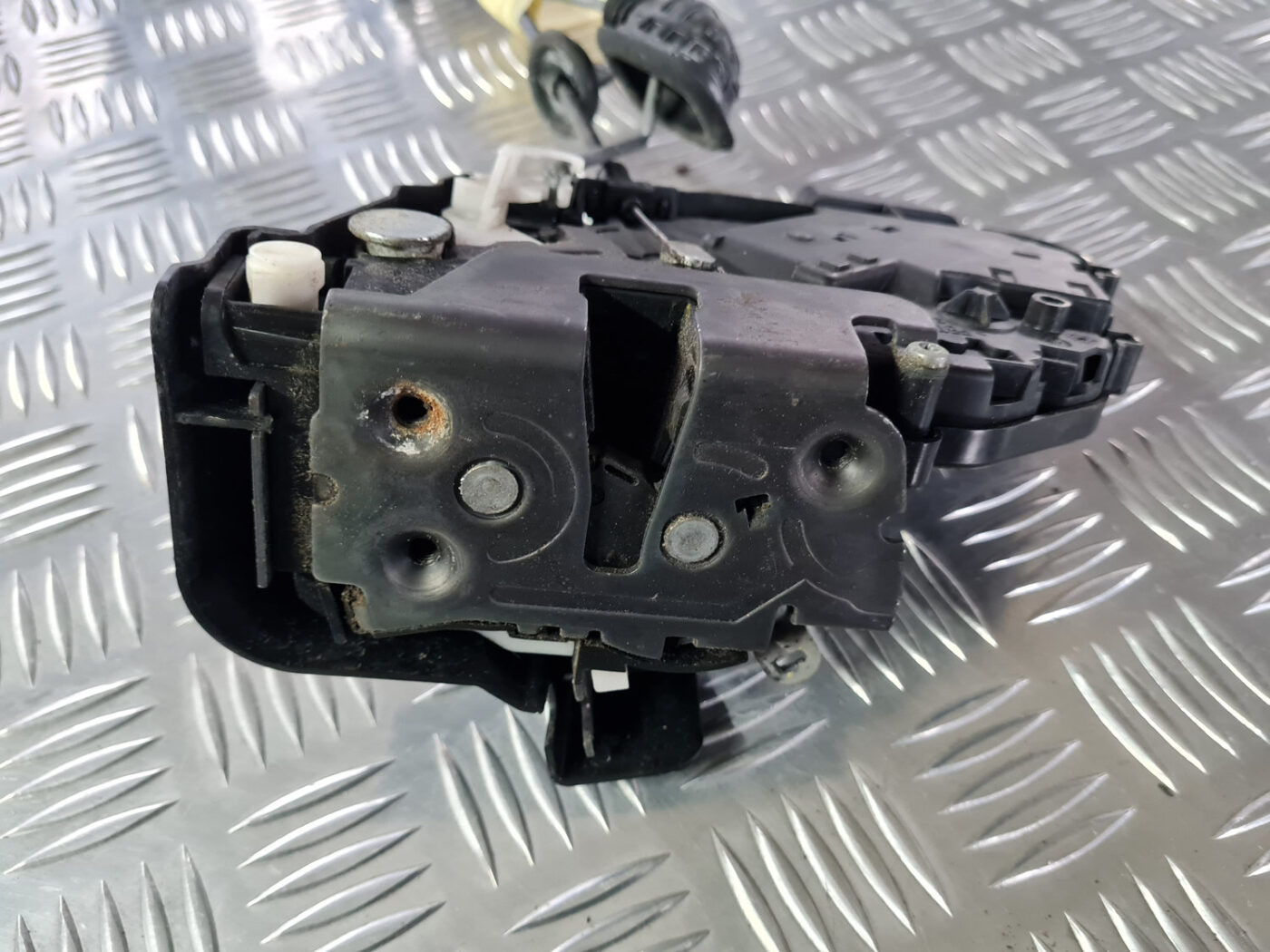 Aizmugurējo kreiso durvju slēdzene priekš VOLVO XC 60 2009 3 Aizmugurējo kreiso durvju slēdzene priekš VOLVO XC 60 2009