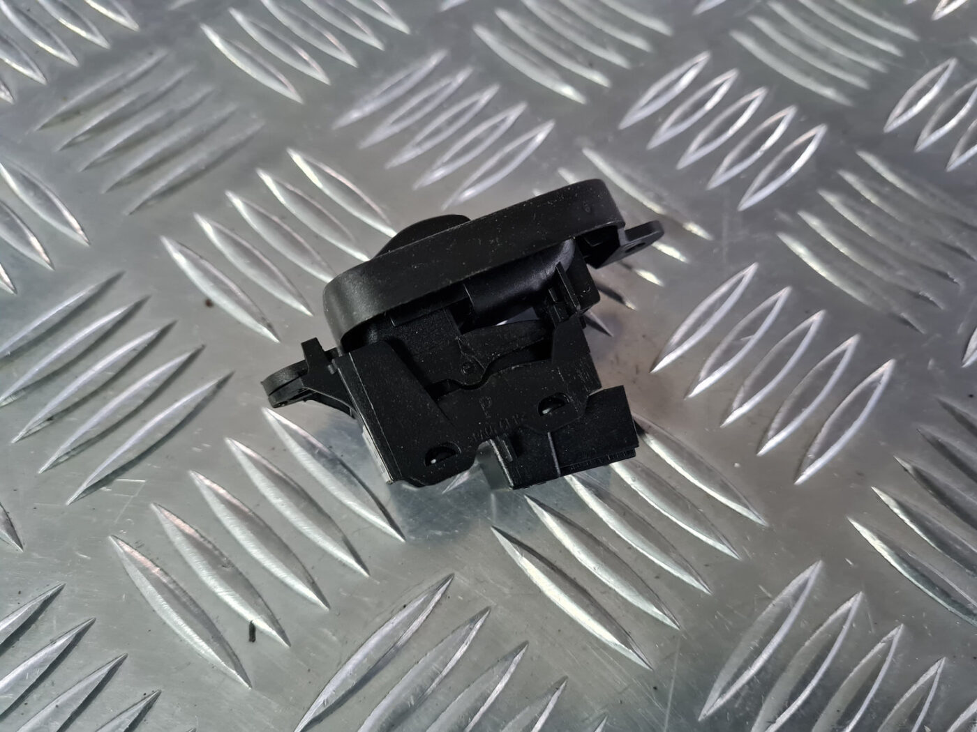 Stikla pacelšanas poga priekš VOLVO XC 60 2009 2 Stikla pacelšanas poga priekš VOLVO XC 60 2009