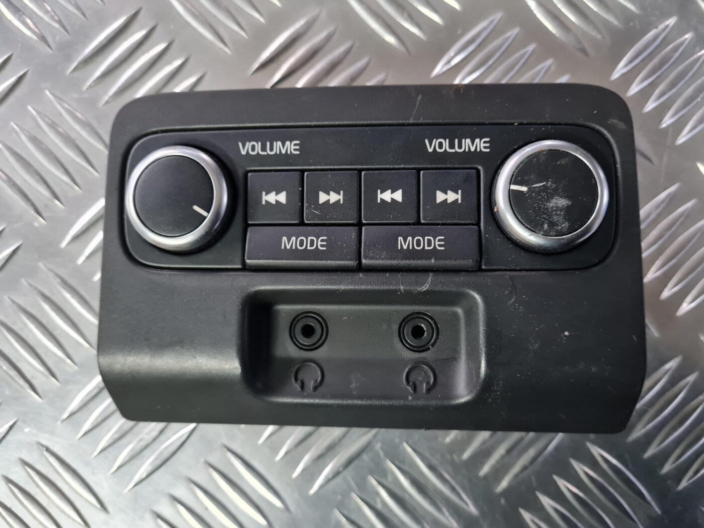 Multimēdijas pārslēgšanas slēdzis priekš VOLVO XC 60 2009 2 Multimēdijas pārslēgšanas slēdzis priekš VOLVO XC 60 2009