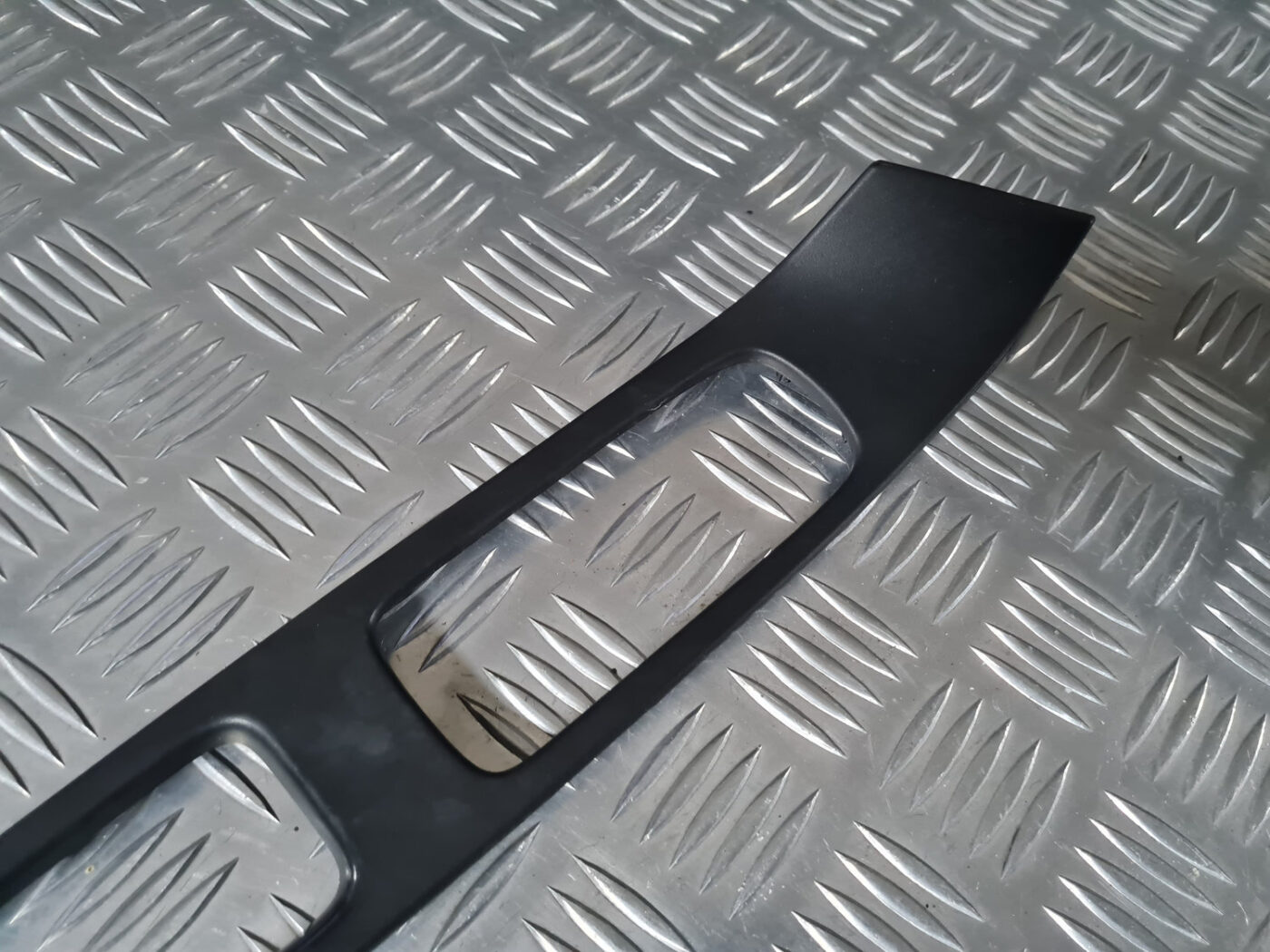 Durvju apdares uzlika priekš VOLVO XC 60 2009 7 Durvju apdares uzlika priekš VOLVO XC 60 2009