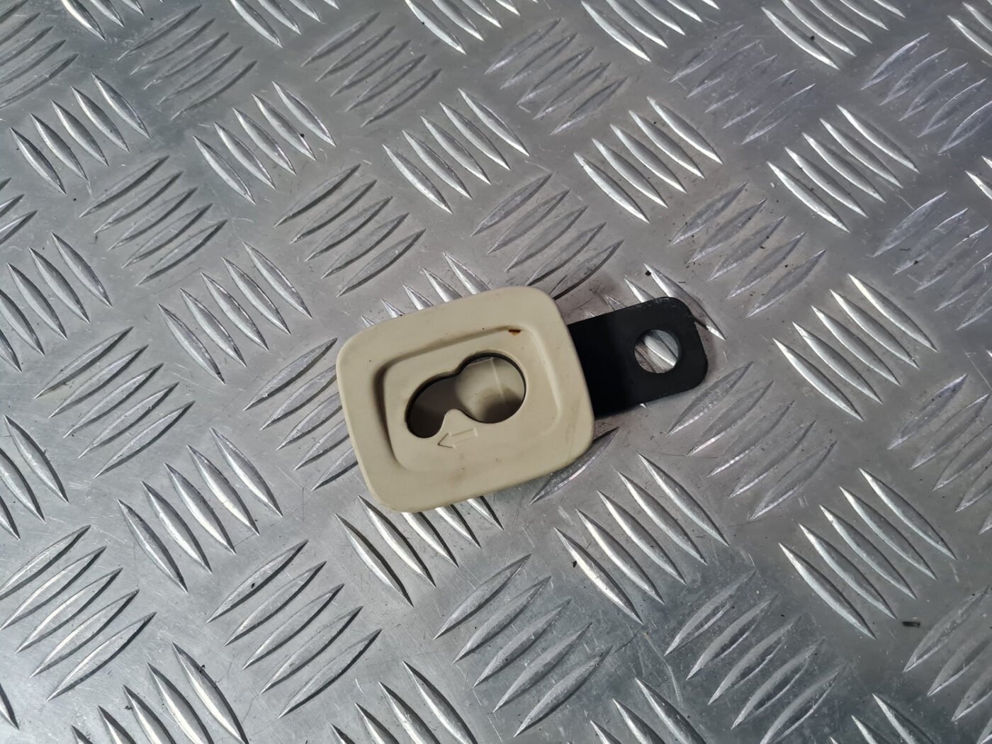 Salona āķis griestos priekš VOLVO XC 60 2009 1 Salona āķis griestos priekš VOLVO XC 60 2009