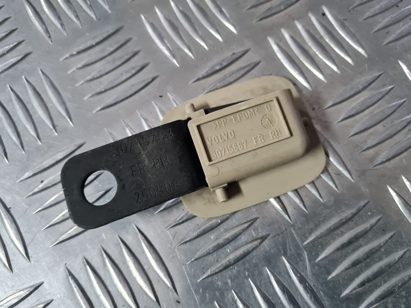 Salona āķis griestos priekš VOLVO XC 60 2009 5 Salona āķis griestos priekš VOLVO XC 60 2009