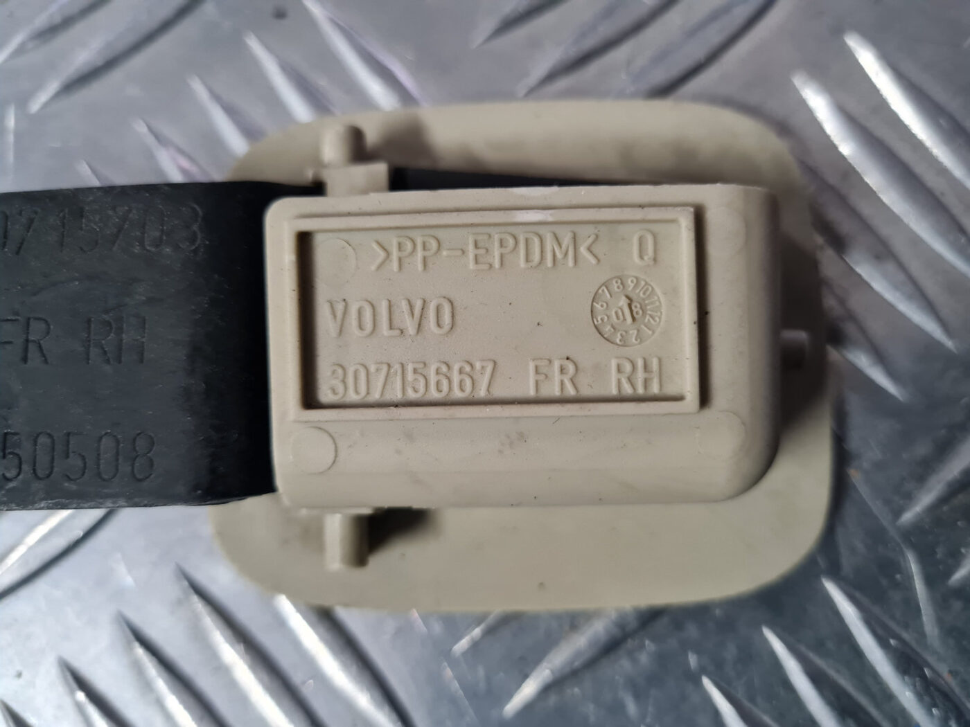 Salona āķis griestos priekš VOLVO XC 60 2009 4 Salona āķis griestos priekš VOLVO XC 60 2009