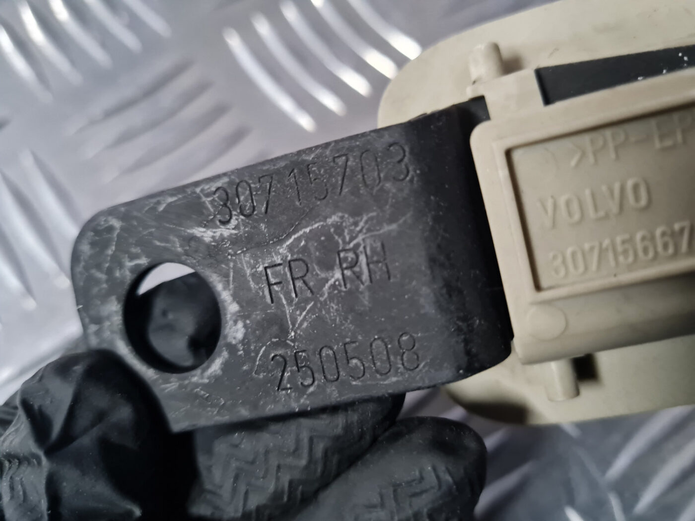 Salona āķis griestos priekš VOLVO XC 60 2009 3 Salona āķis griestos priekš VOLVO XC 60 2009