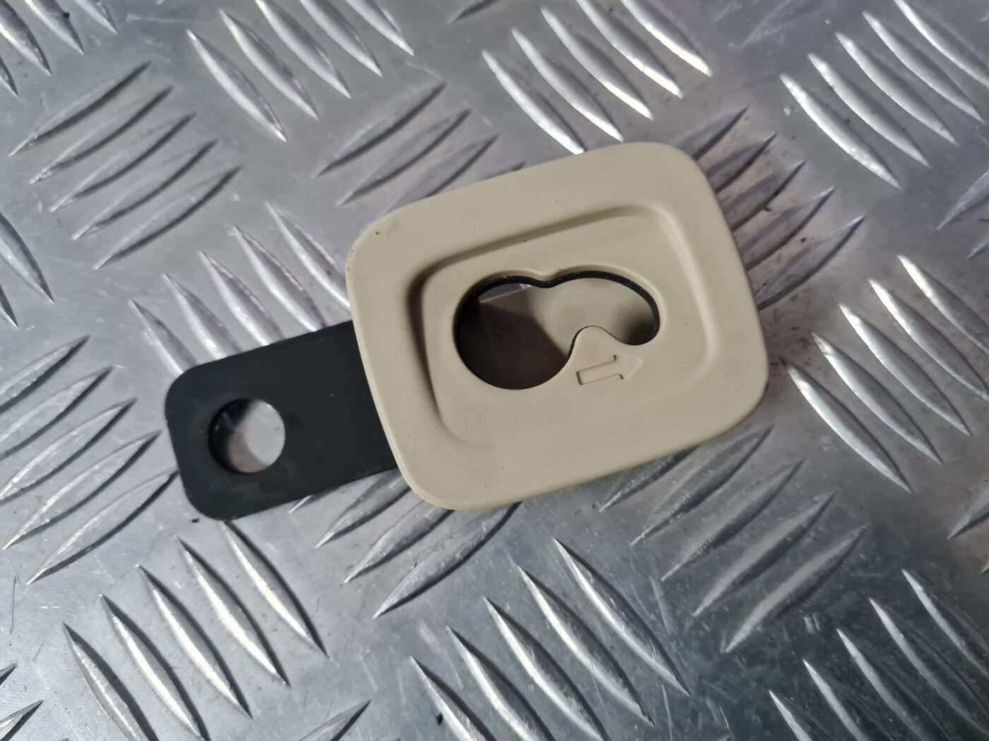 Salona āķis griestos priekš VOLVO XC 60 2009 2 Salona āķis griestos priekš VOLVO XC 60 2009