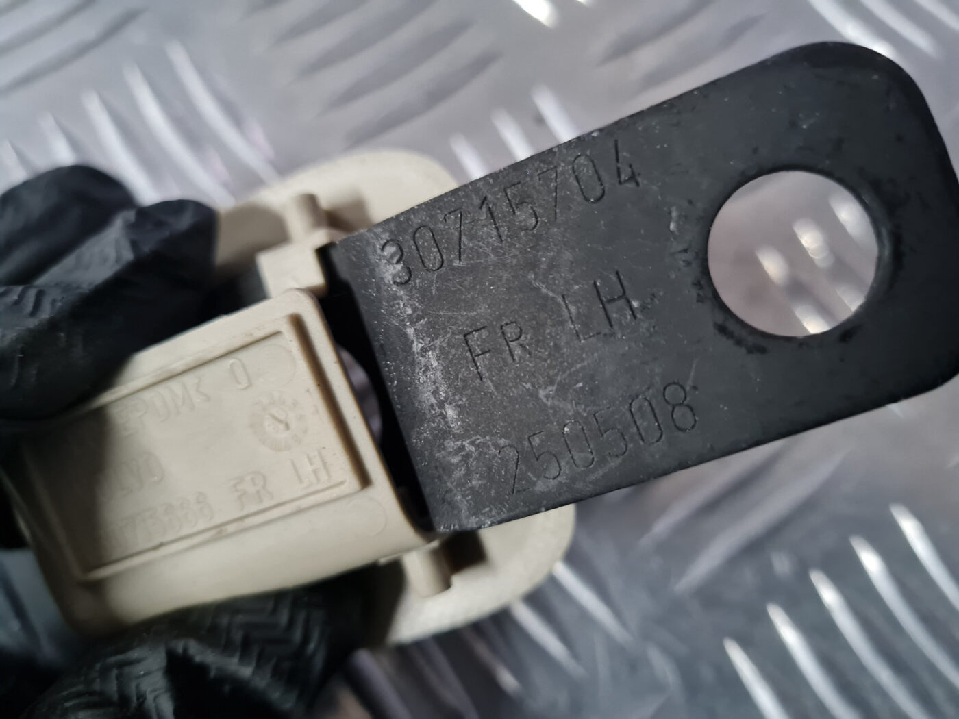 Salona āķis griestos priekš VOLVO XC 60 2009 3 Salona āķis griestos priekš VOLVO XC 60 2009