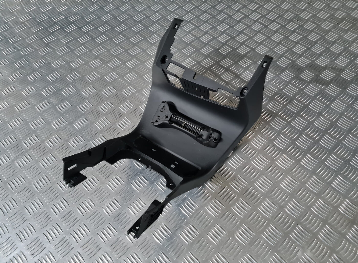 Centrālās konsoles iekšējā plastmasa priekš VOLVO XC 60 2009 1 Centrālās konsoles iekšējā plastmasa priekš VOLVO XC 60 2009