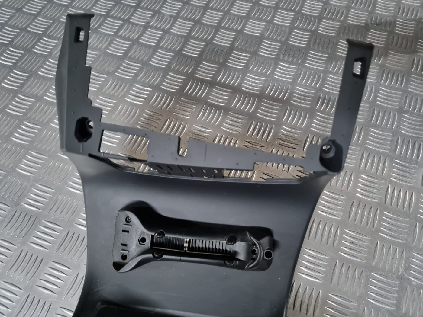 Centrālās konsoles iekšējā plastmasa priekš VOLVO XC 60 2009 2 Centrālās konsoles iekšējā plastmasa priekš VOLVO XC 60 2009