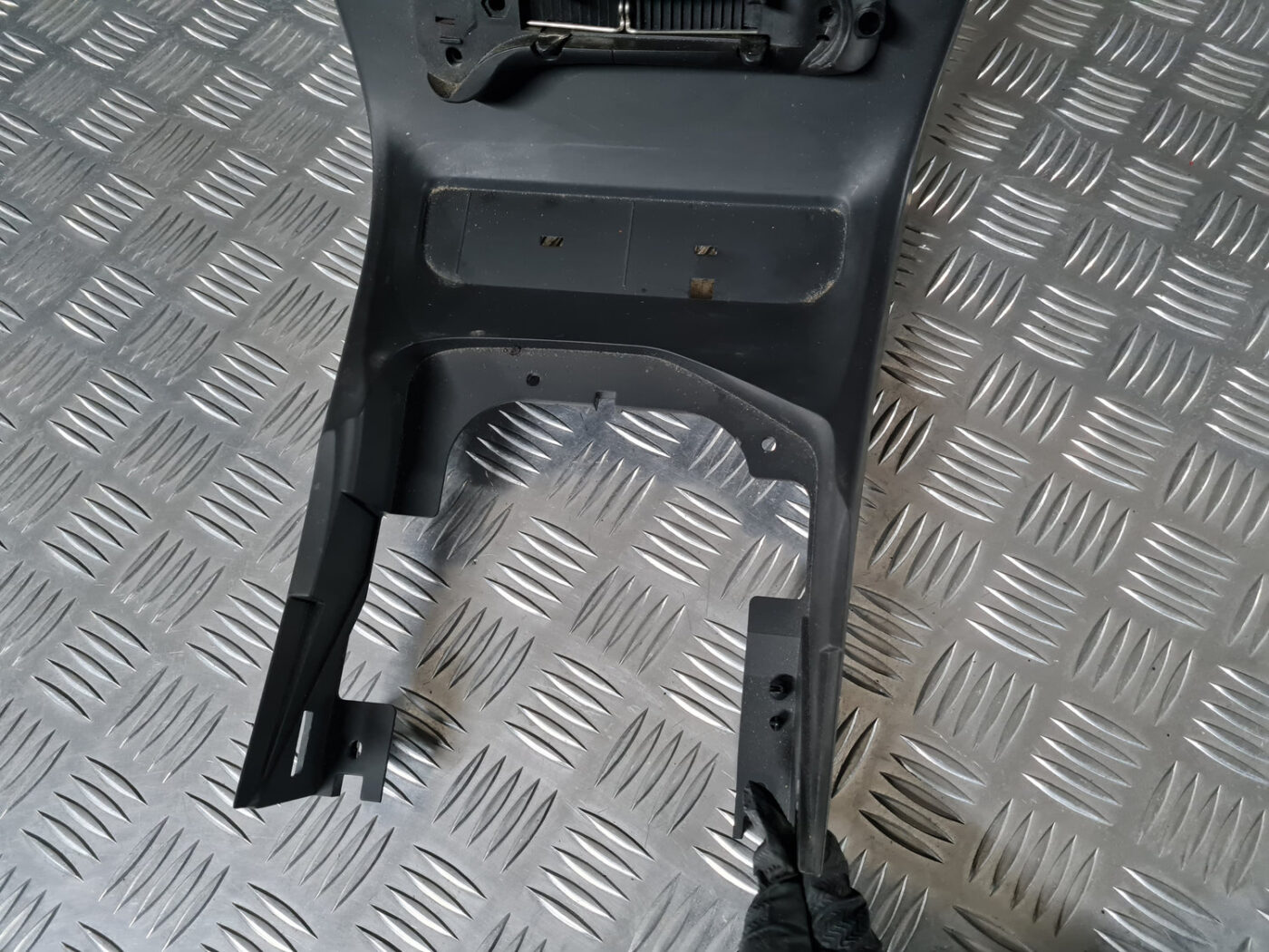 Centrālās konsoles iekšējā plastmasa priekš VOLVO XC 60 2009 9 Centrālās konsoles iekšējā plastmasa priekš VOLVO XC 60 2009