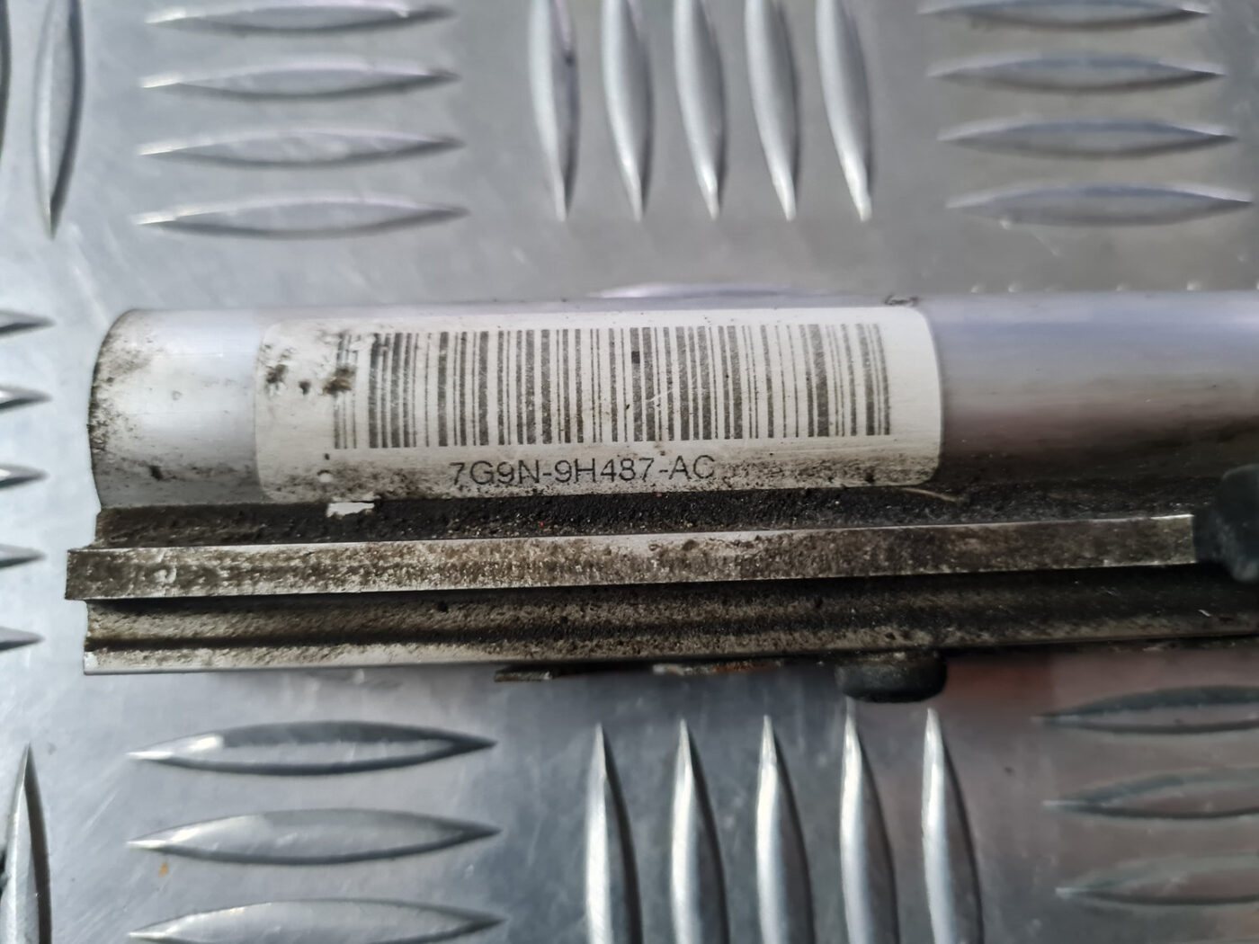 Degvielas sadales caurule priekš VOLVO XC 60 2009 8 Degvielas sadales caurule priekš VOLVO XC 60 2009