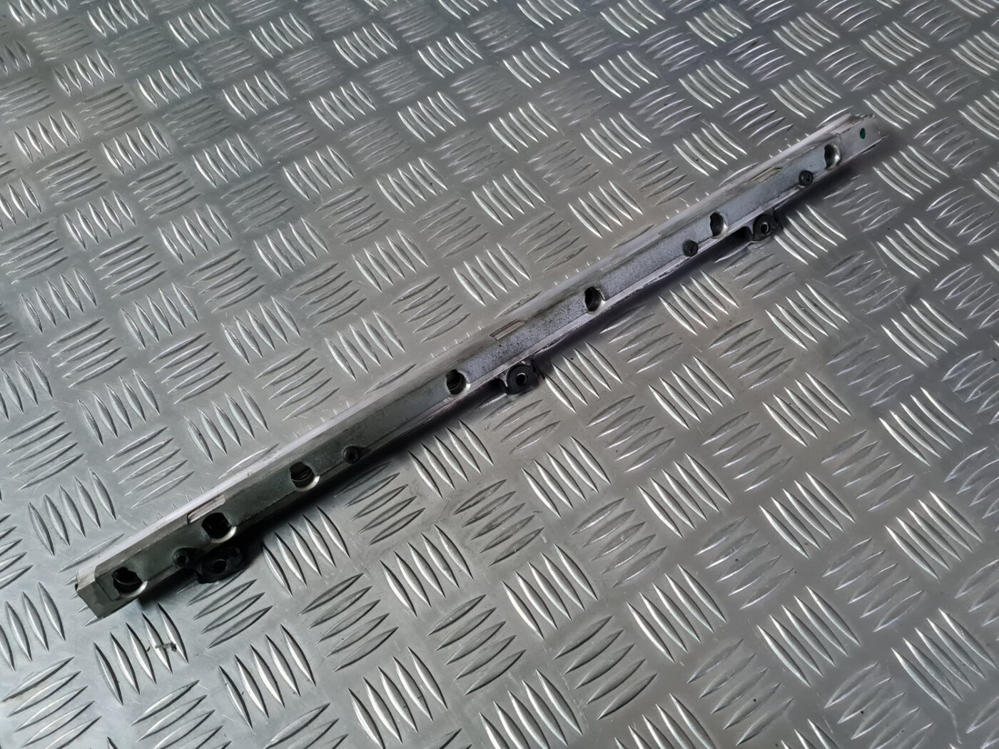 Degvielas sadales caurule priekš VOLVO XC 60 2009 5 Degvielas sadales caurule priekš VOLVO XC 60 2009