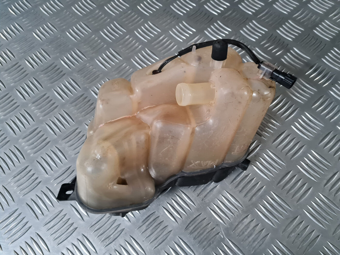 Dzesēšanas šķidruma tvertne priekš VOLVO XC 60 2009 4 Dzesēšanas šķidruma tvertne priekš VOLVO XC 60 2009