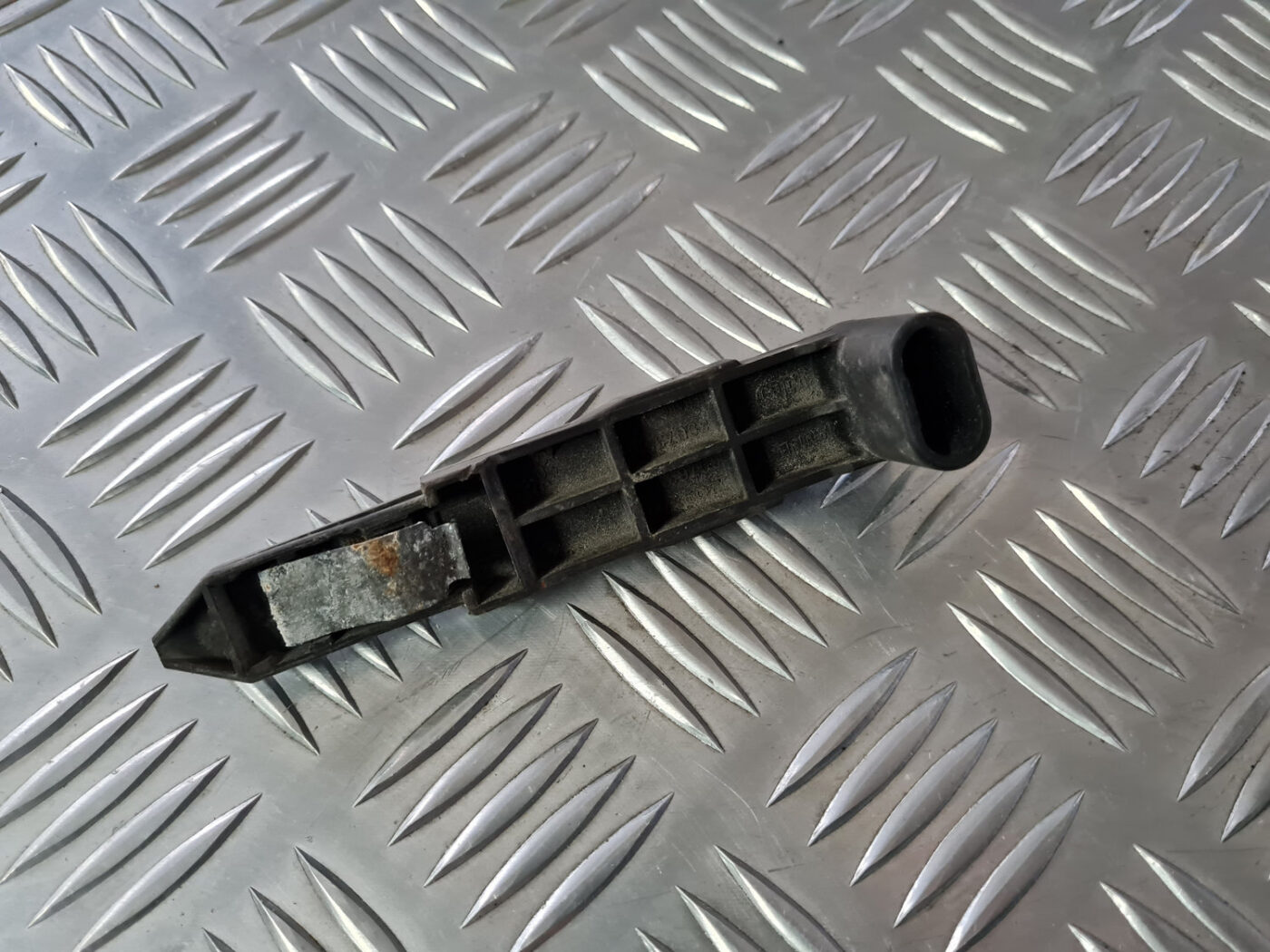 Priekšēja luktura kronšteins priekš VOLVO XC 60 2009 2 Priekšēja luktura kronšteins priekš VOLVO XC 60 2009