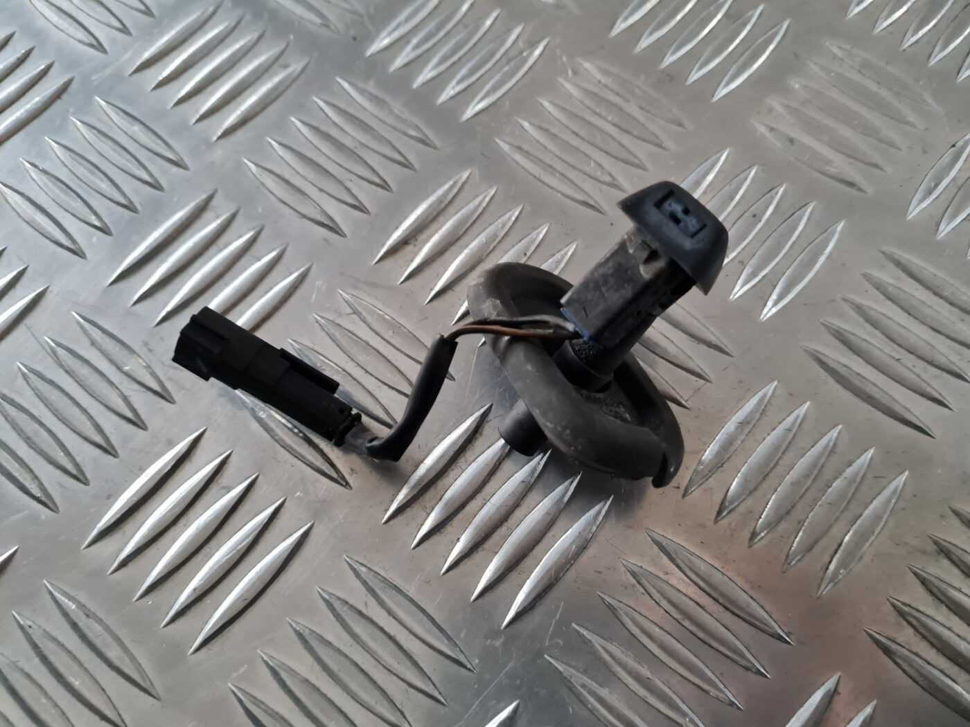 Vējstikla mazgāšanas šķidruma sprausla priekš VOLVO XC 60 2009 2 Vējstikla mazgāšanas šķidruma sprausla priekš VOLVO XC 60 2009