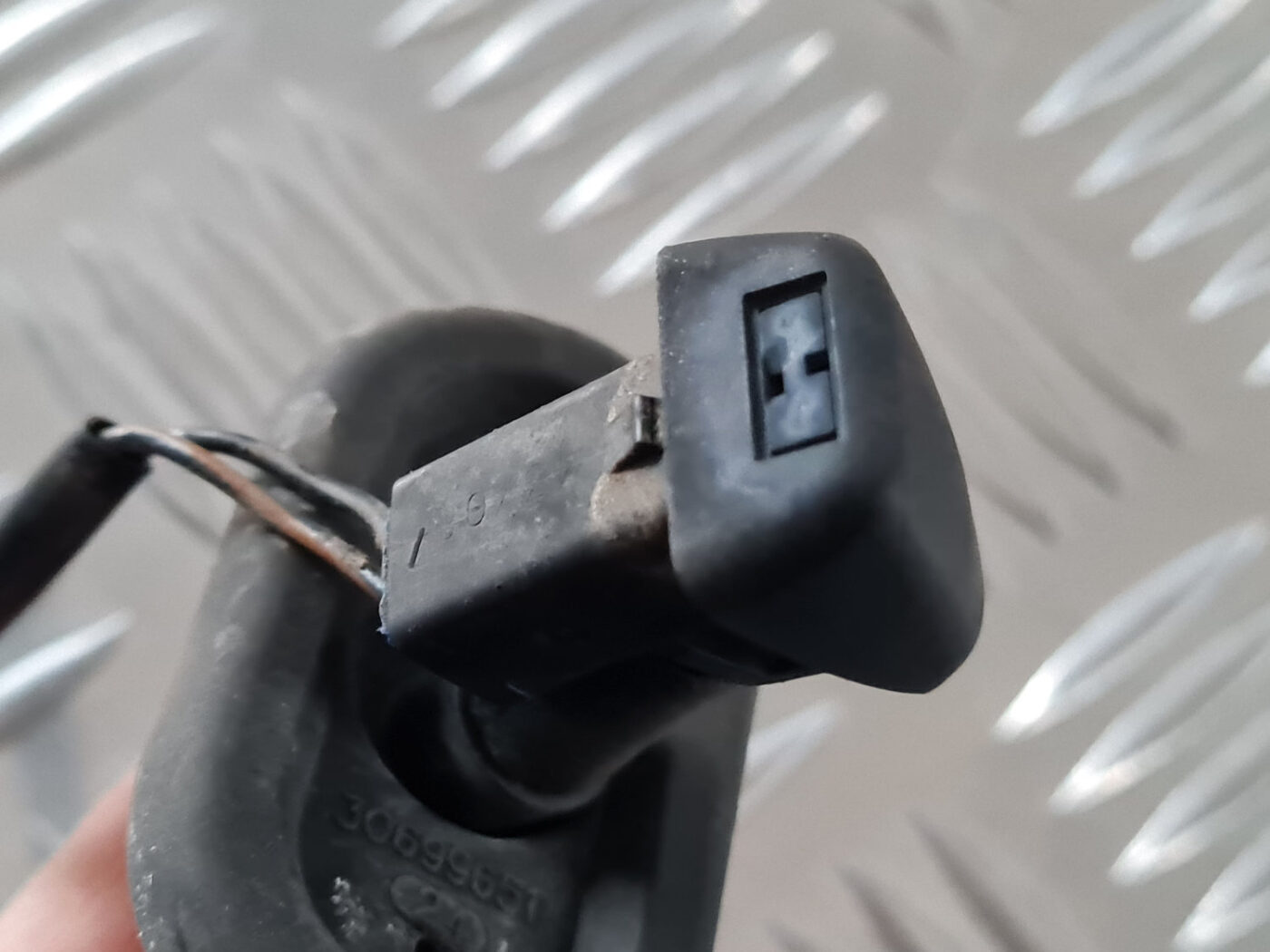 Vējstikla mazgāšanas šķidruma sprausla priekš VOLVO XC 60 2009 7 Vējstikla mazgāšanas šķidruma sprausla priekš VOLVO XC 60 2009