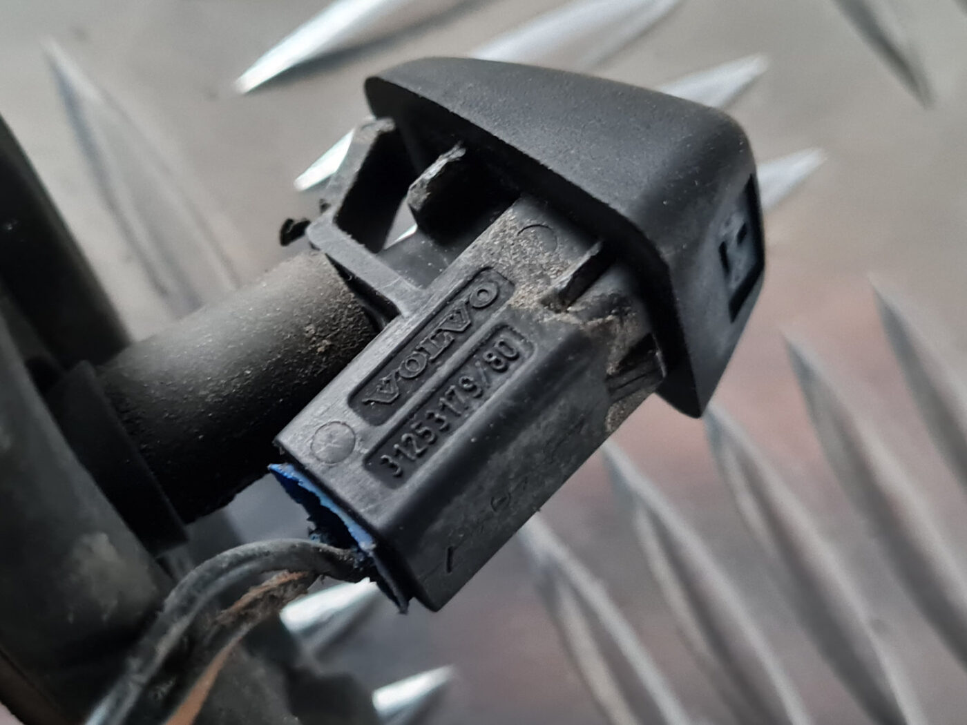 Vējstikla mazgāšanas šķidruma sprausla priekš VOLVO XC 60 2009 5 Vējstikla mazgāšanas šķidruma sprausla priekš VOLVO XC 60 2009