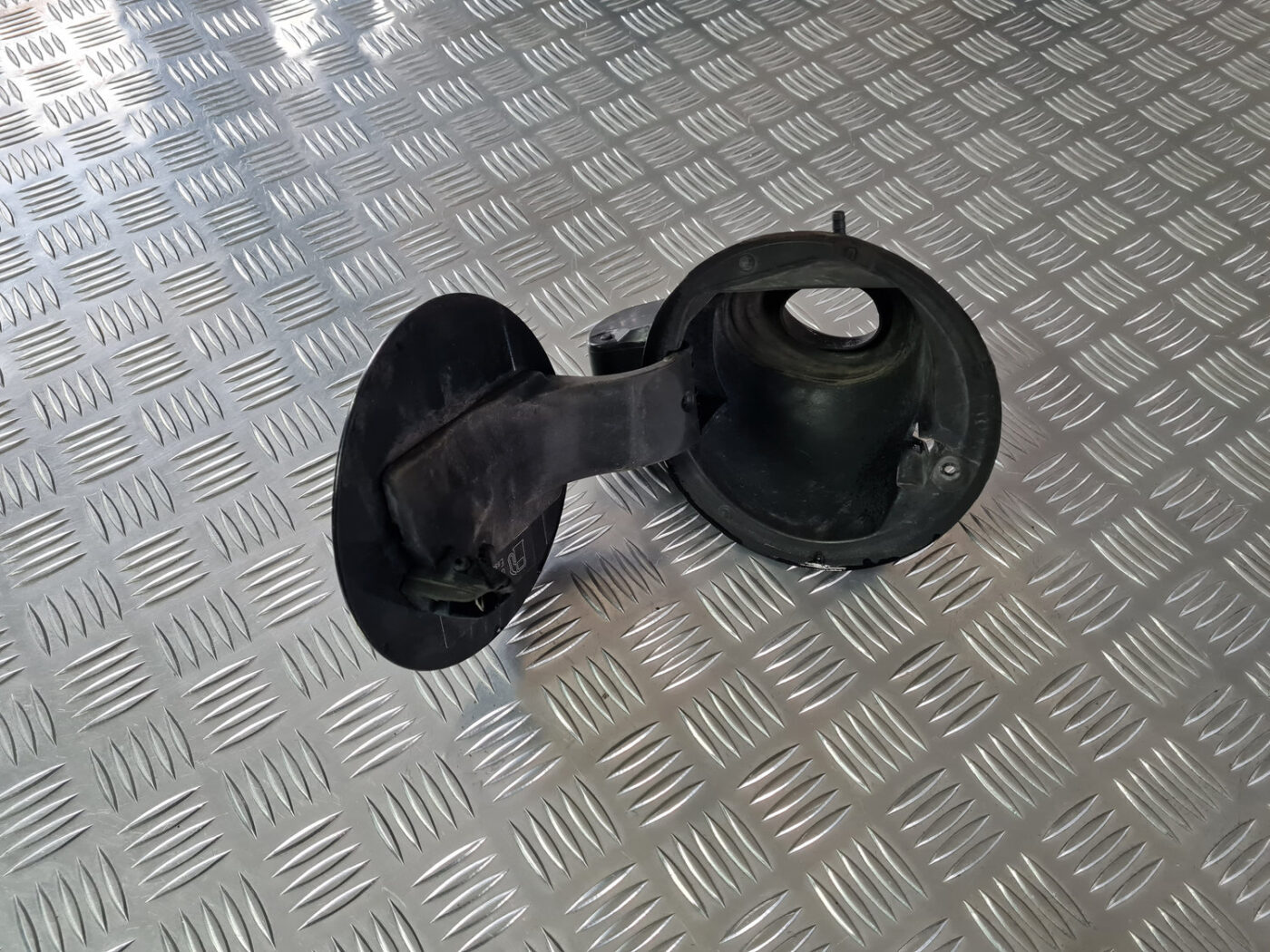 Degvielas tvertnes vāks priekš VOLVO XC 60 2009 2 Degvielas tvertnes vāks priekš VOLVO XC 60 2009