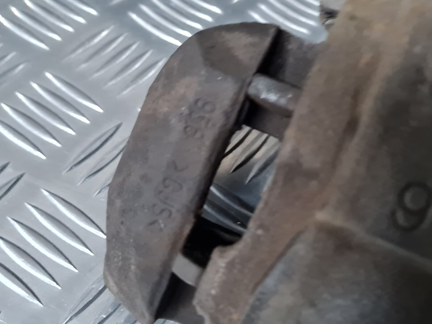 Priekšējais kreisais suports priekš VOLVO XC 60 2009 8 Priekšējais kreisais suports priekš VOLVO XC 60 2009