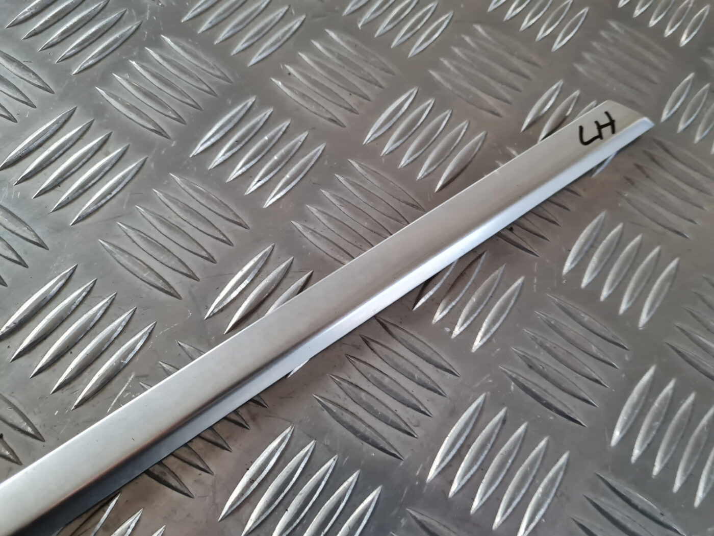 Aizmugurēja sānu stikla moldings priekš VOLVO XC 60 2009 4 Aizmugurēja sānu stikla moldings priekš VOLVO XC 60 2009