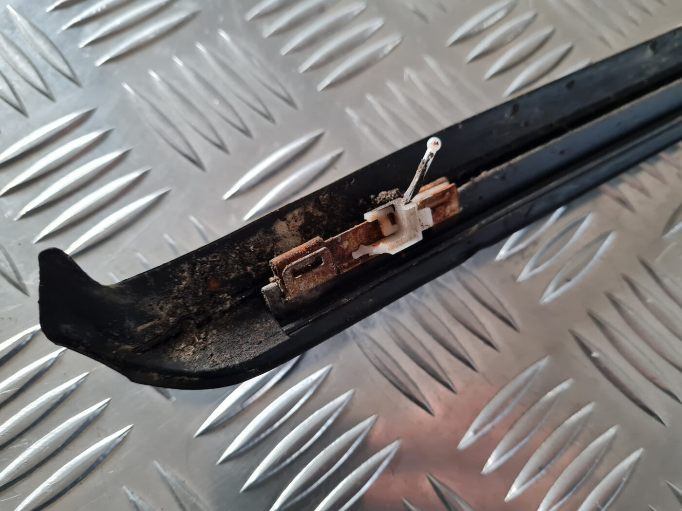 Vējstikla moldings priekš VOLVO XC 60 2009 7 Vējstikla moldings priekš VOLVO XC 60 2009