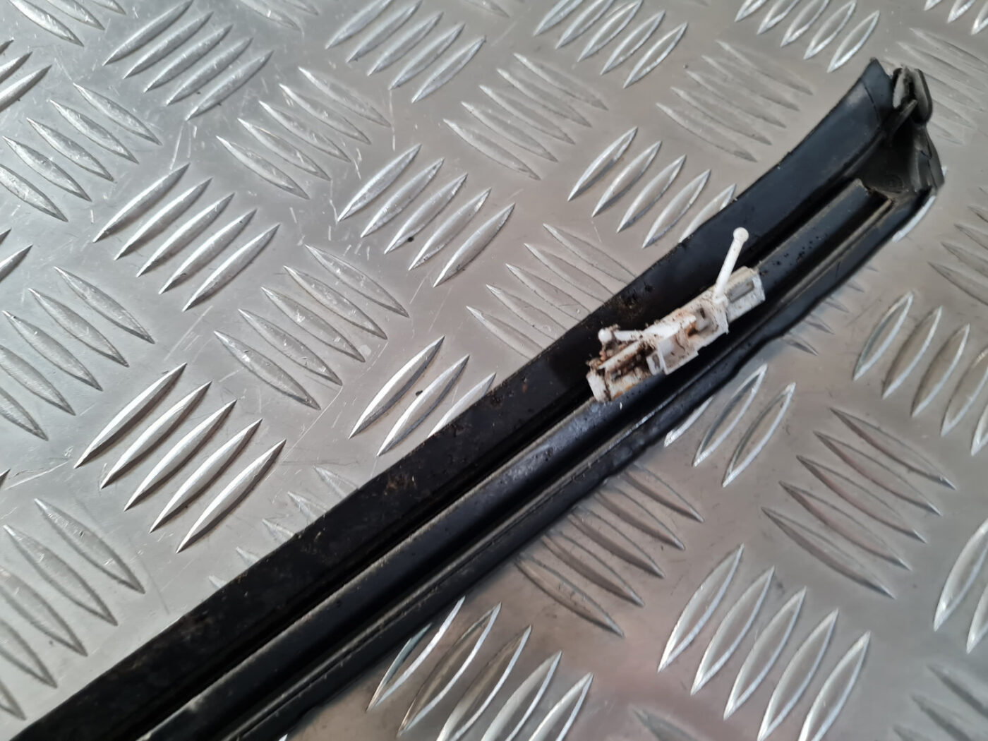 Vējstikla moldings priekš VOLVO XC 60 2009 5 Vējstikla moldings priekš VOLVO XC 60 2009