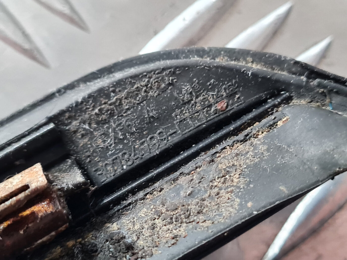 Vējstikla moldings priekš VOLVO XC 60 2009 4 Vējstikla moldings priekš VOLVO XC 60 2009