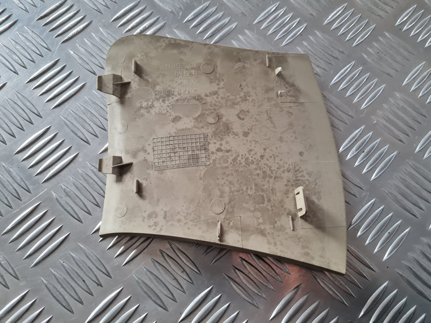 Bagažnieka nodalījuma statnes apdare priekš VOLVO XC 60 2009 2 Bagažnieka nodalījuma statnes apdare priekš VOLVO XC 60 2009