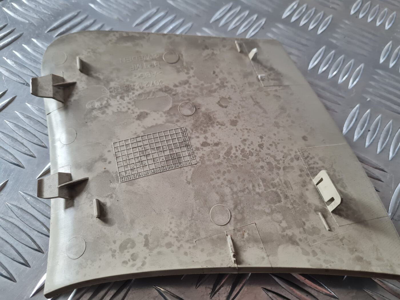 Bagažnieka nodalījuma statnes apdare priekš VOLVO XC 60 2009 4 Bagažnieka nodalījuma statnes apdare priekš VOLVO XC 60 2009