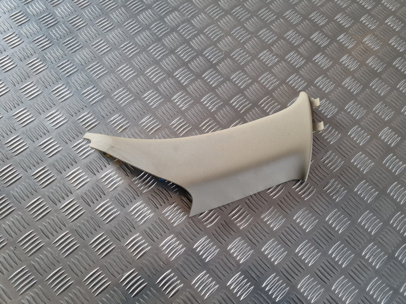 Aizmugurējas salona statnes apdare priekš VOLVO XC 60 2009 1 Aizmugurējas salona statnes apdare priekš VOLVO XC 60 2009