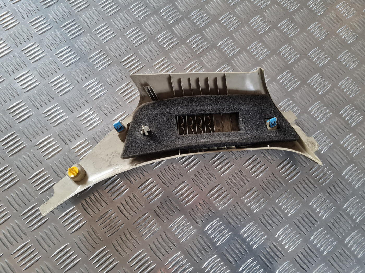 Aizmugurējas salona statnes apdare priekš VOLVO XC 60 2009 2 Aizmugurējas salona statnes apdare priekš VOLVO XC 60 2009