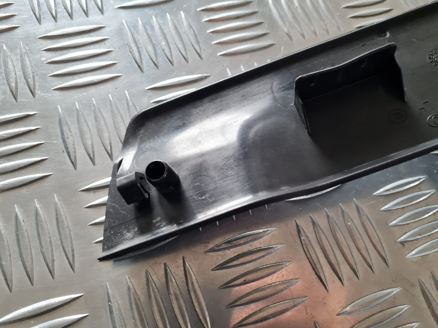 Sliekšņa aizmugurēja kreisa uzlika (salonā) priekš VOLVO XC 60 2009 5 Sliekšņa aizmugurēja kreisa uzlika (salonā) priekš VOLVO XC 60 2009