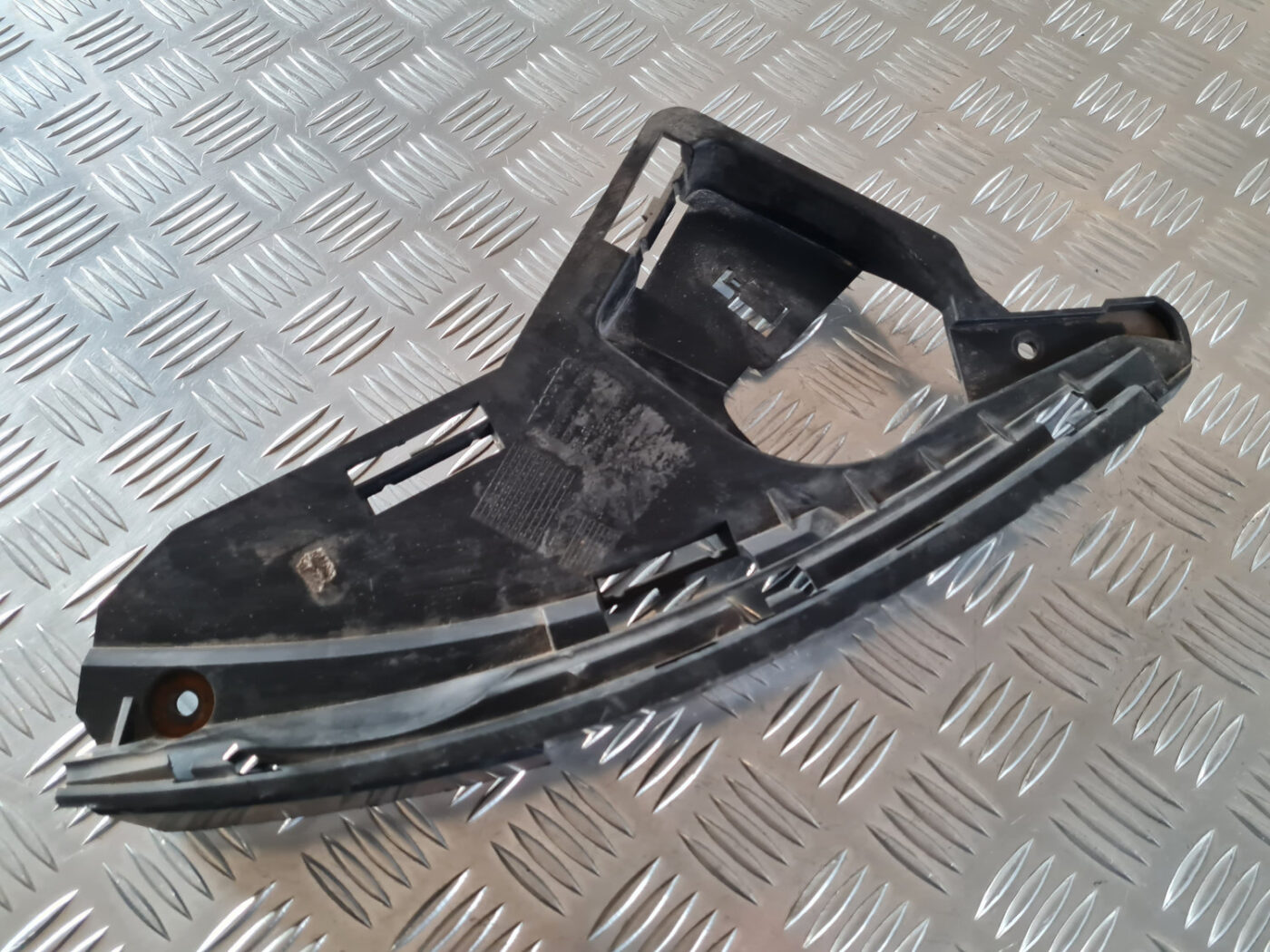 Priekšēja luktura kronšteins priekš VOLVO XC 60 2009 2 Priekšēja luktura kronšteins priekš VOLVO XC 60 2009