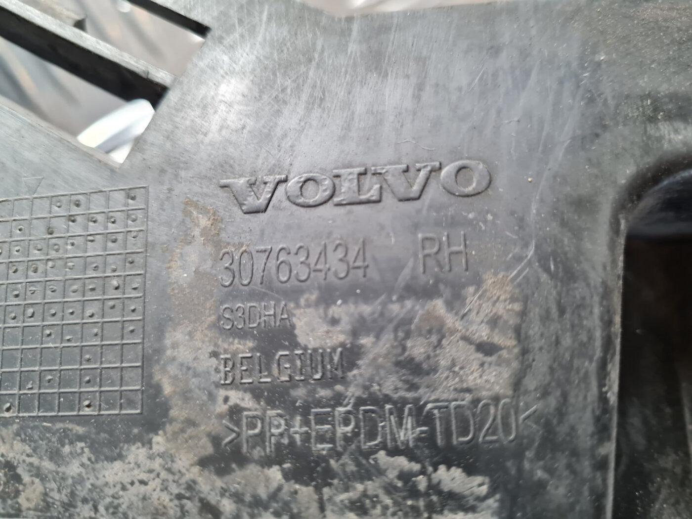 Priekšēja luktura kronšteins priekš VOLVO XC 60 2009 4 Priekšēja luktura kronšteins priekš VOLVO XC 60 2009