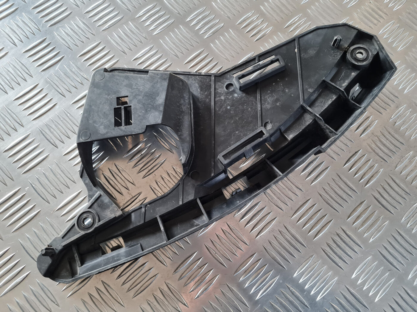 Priekšēja luktura kronšteins priekš VOLVO XC 60 2009 3 Priekšēja luktura kronšteins priekš VOLVO XC 60 2009