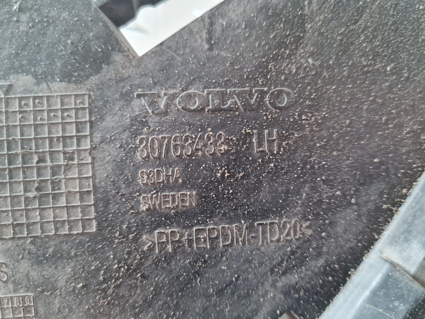 Priekšēja luktura kronšteins priekš VOLVO XC 60 2009 4 Priekšēja luktura kronšteins priekš VOLVO XC 60 2009