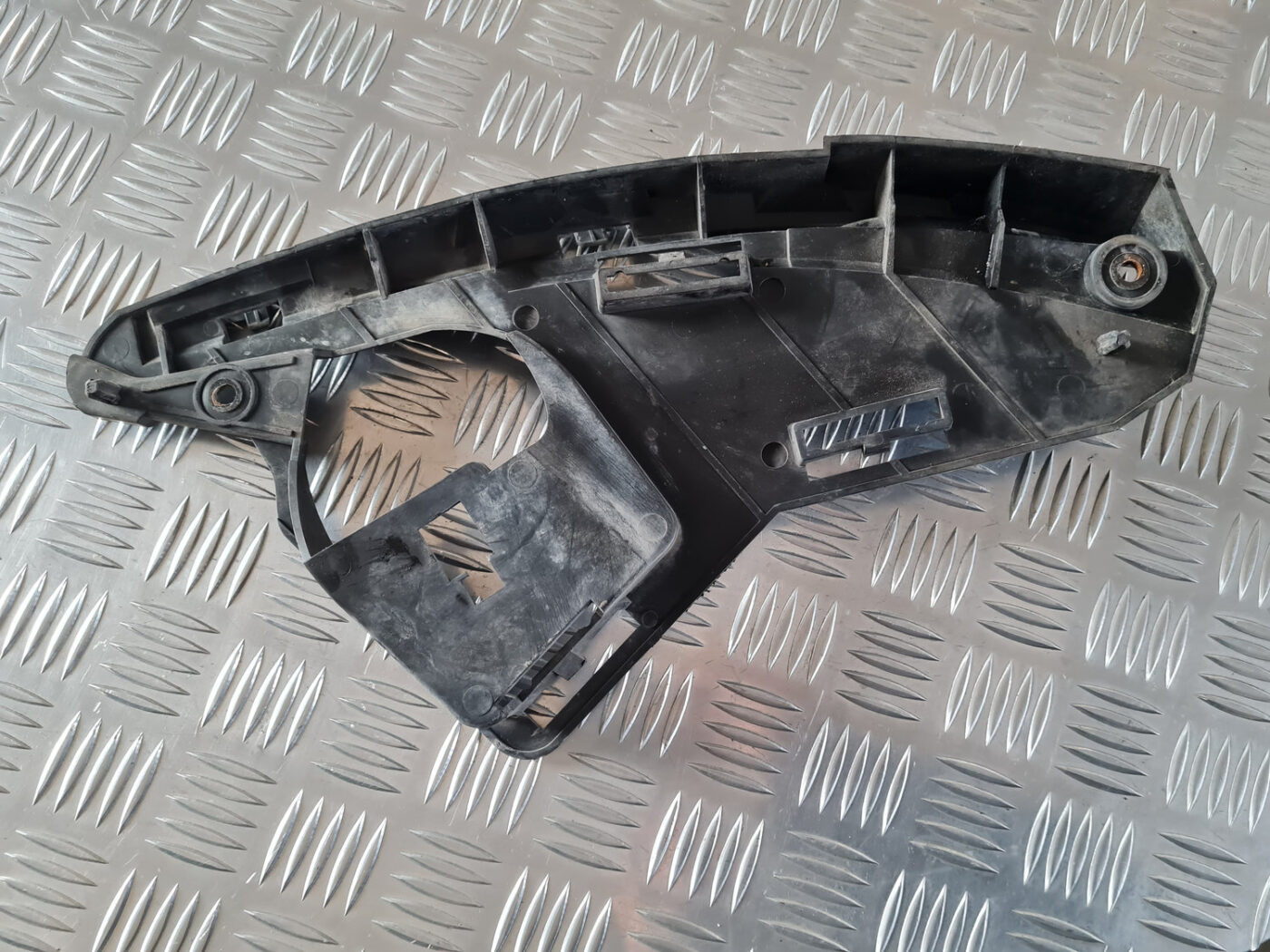 Priekšēja luktura kronšteins priekš VOLVO XC 60 2009 3 Priekšēja luktura kronšteins priekš VOLVO XC 60 2009