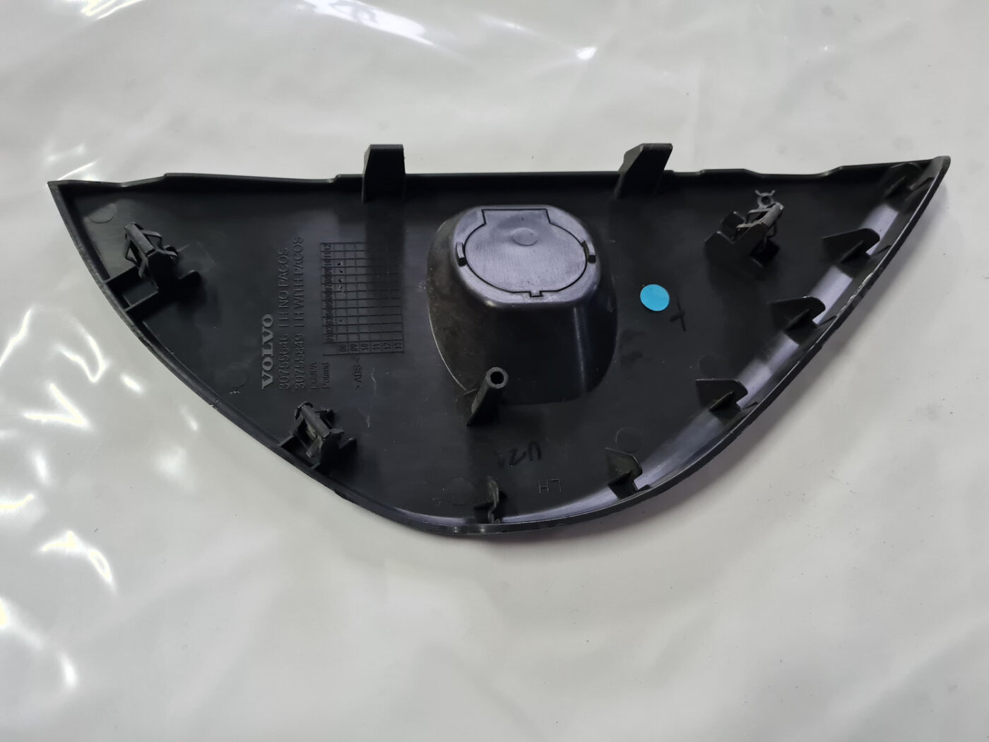 Mērinstrumentu paneļa sānu apdare priekš VOLVO XC 60 2009 2 Mērinstrumentu paneļa sānu apdare priekš VOLVO XC 60 2009