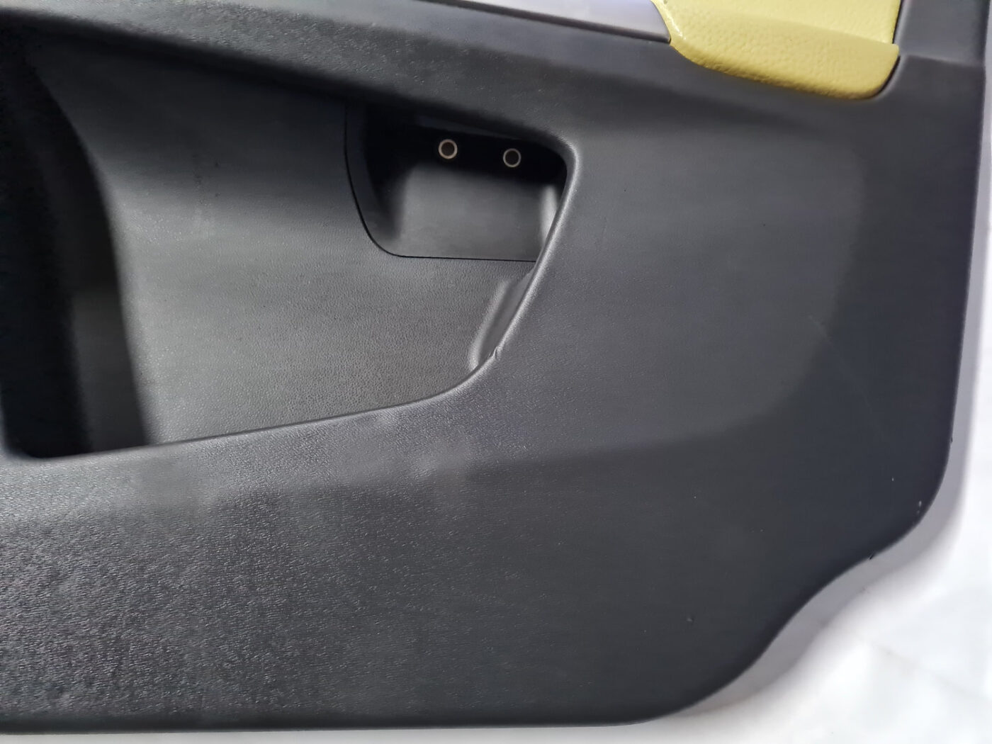 Priekšējo labo durvju apdare priekš VOLVO XC 60 2009 2 Priekšējo labo durvju apdare priekš VOLVO XC 60 2009