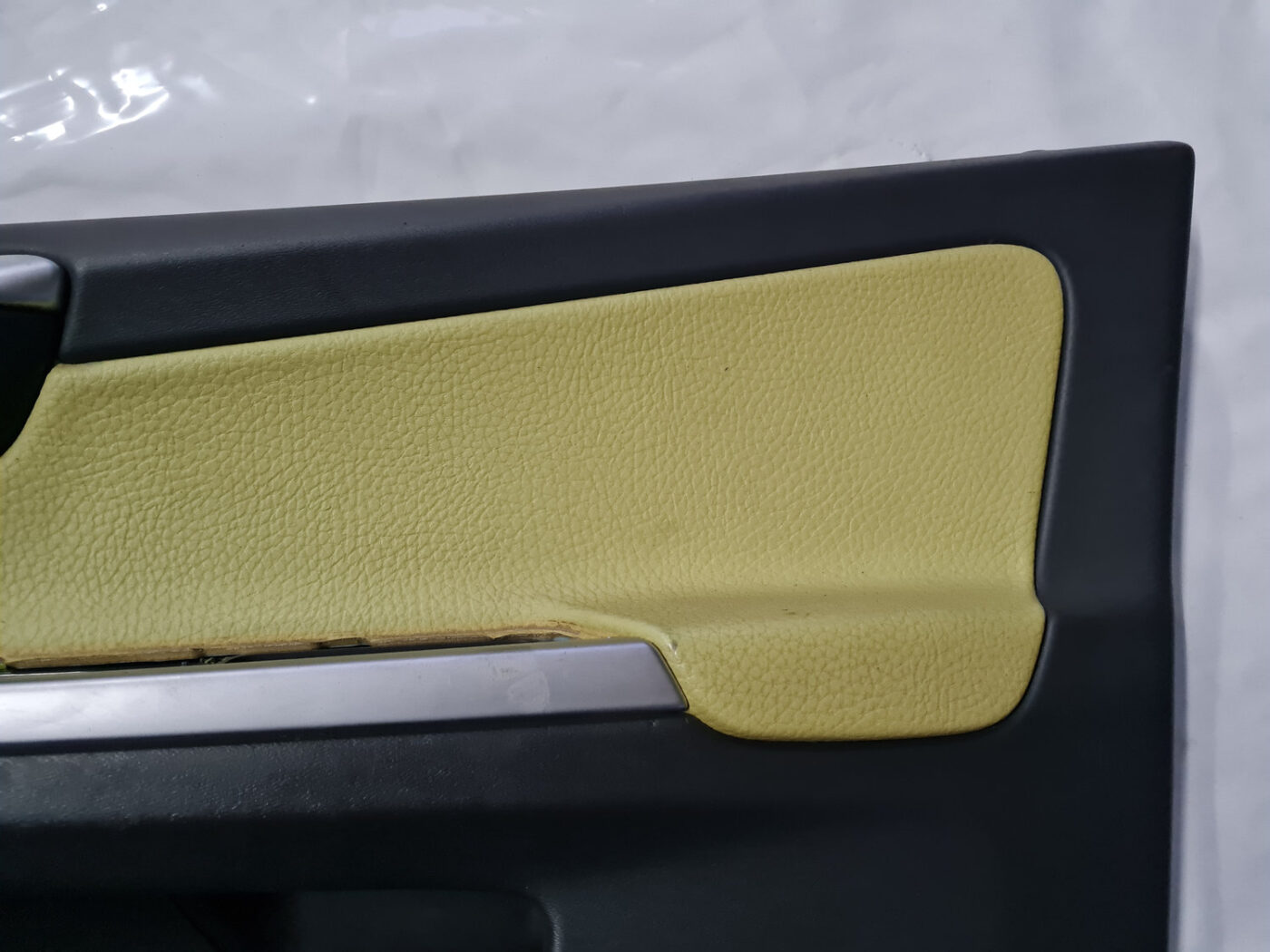 Priekšējo labo durvju apdare priekš VOLVO XC 60 2009 11 Priekšējo labo durvju apdare priekš VOLVO XC 60 2009