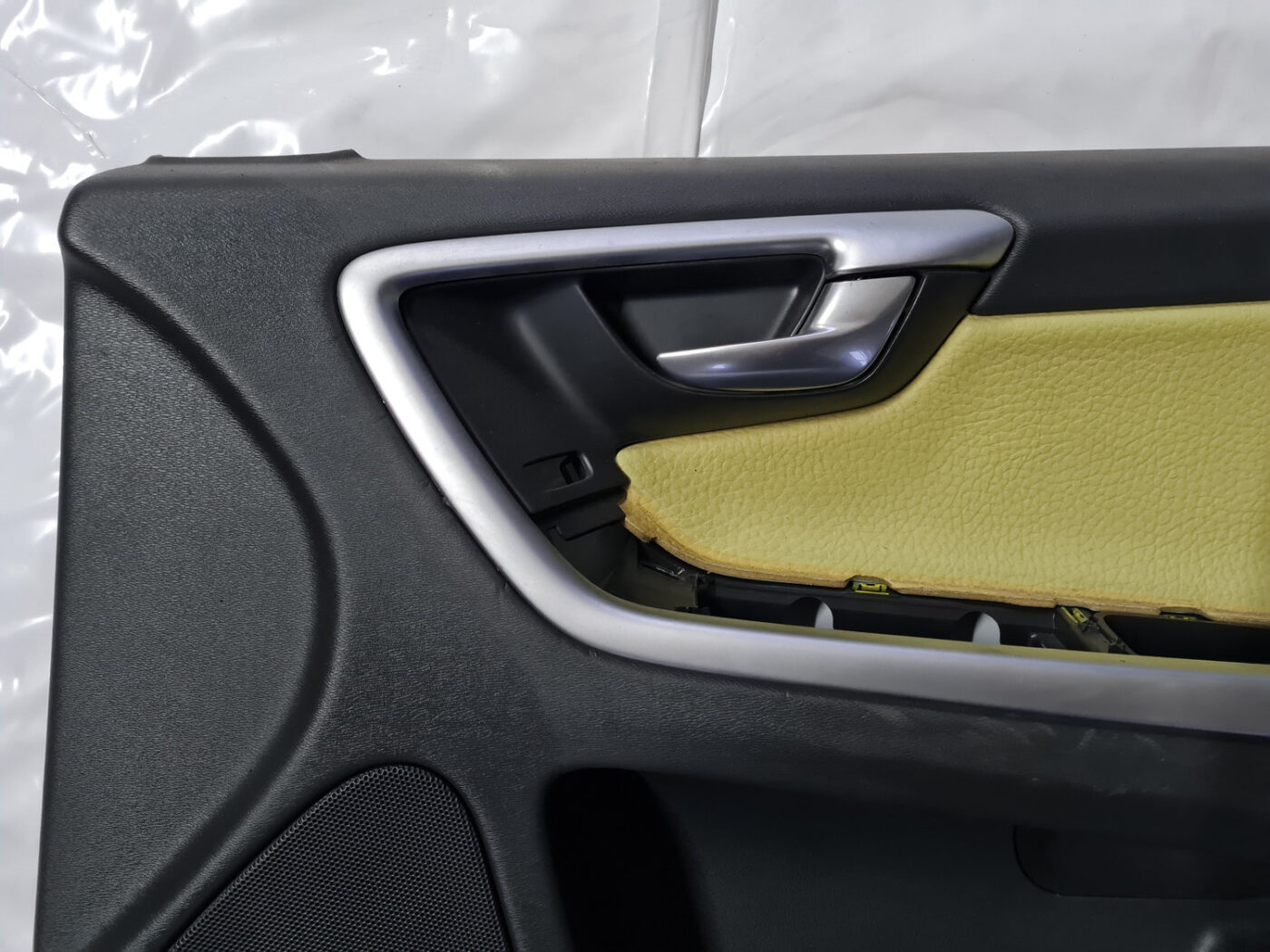 Priekšējo labo durvju apdare priekš VOLVO XC 60 2009 10 Priekšējo labo durvju apdare priekš VOLVO XC 60 2009