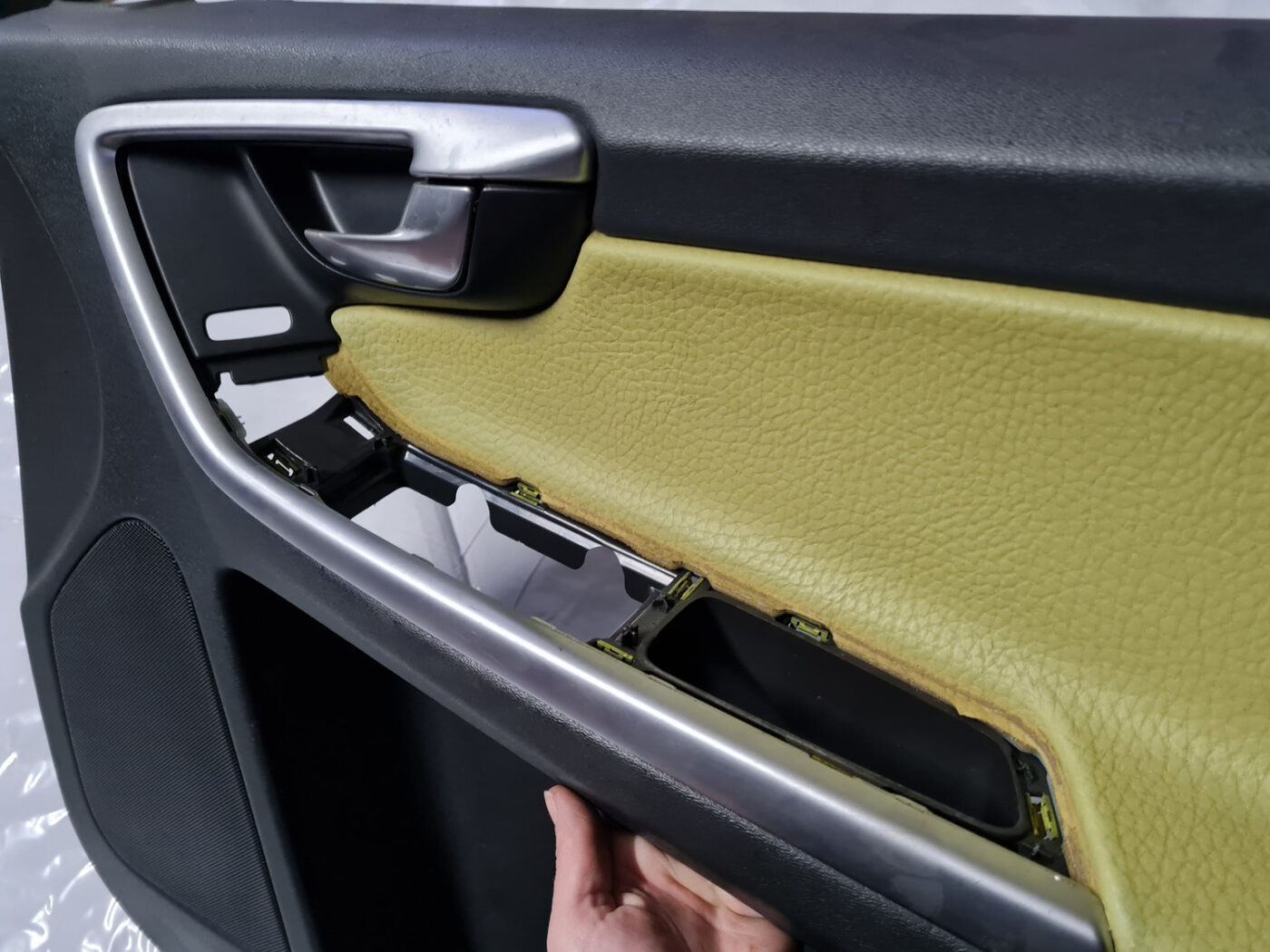 Priekšējo labo durvju apdare priekš VOLVO XC 60 2009 9 Priekšējo labo durvju apdare priekš VOLVO XC 60 2009