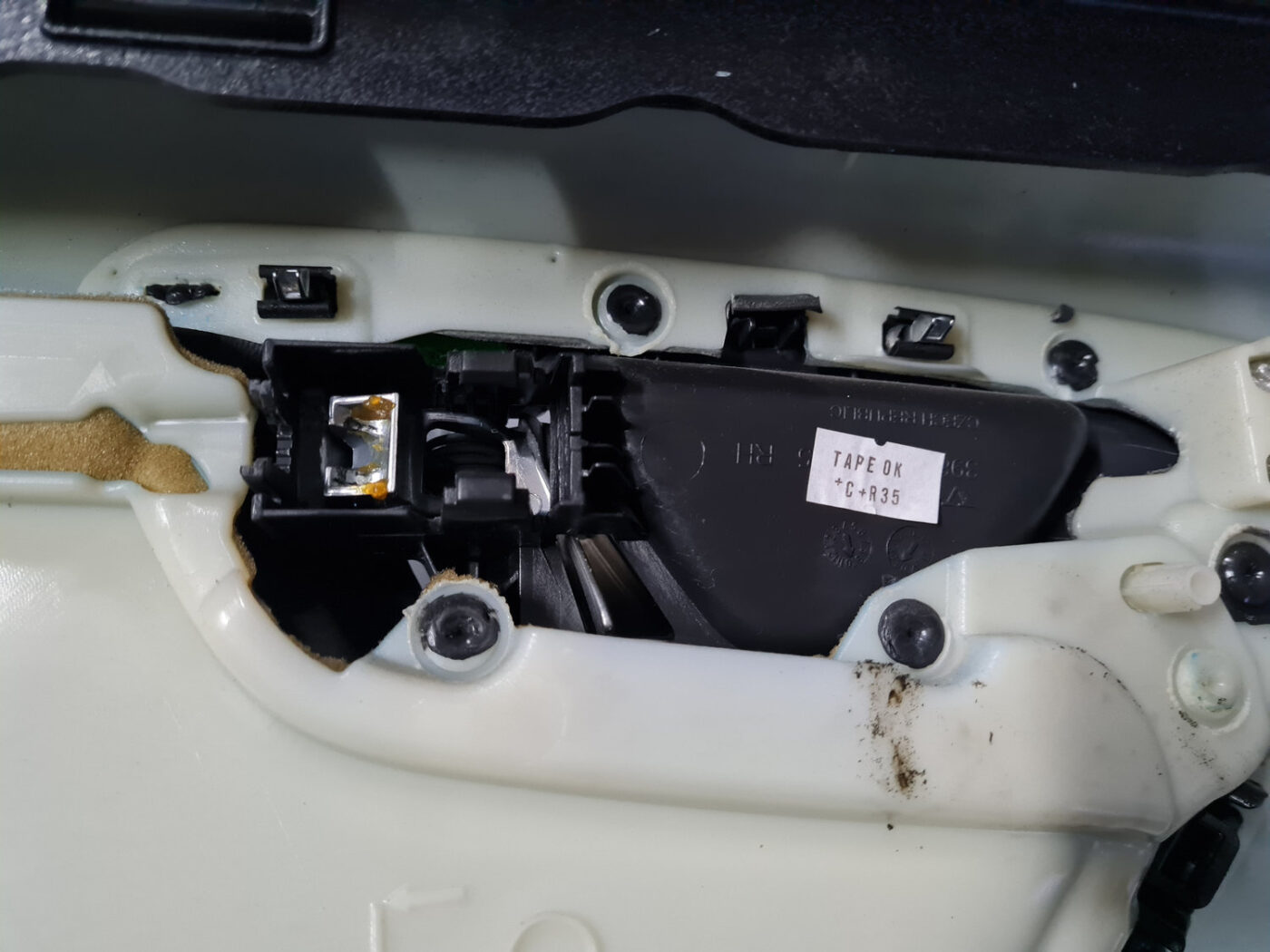 Priekšējo labo durvju apdare priekš VOLVO XC 60 2009 3 Priekšējo labo durvju apdare priekš VOLVO XC 60 2009