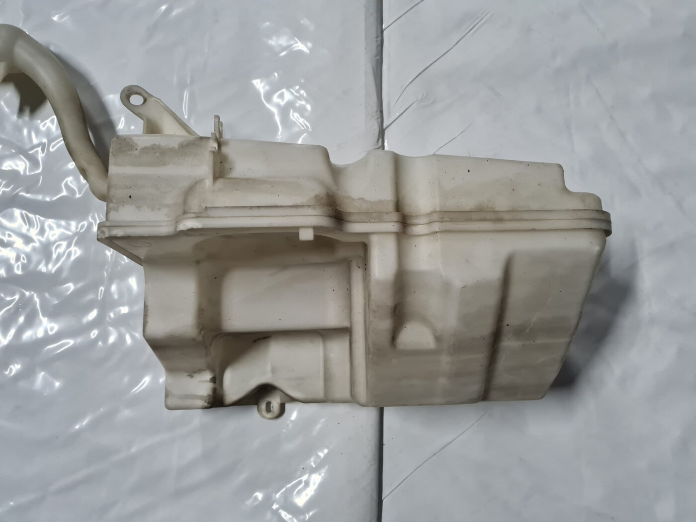 Mazgātāja šķidruma tvertne priekš VOLVO XC 60 2009 2 Mazgātāja šķidruma tvertne priekš VOLVO XC 60 2009