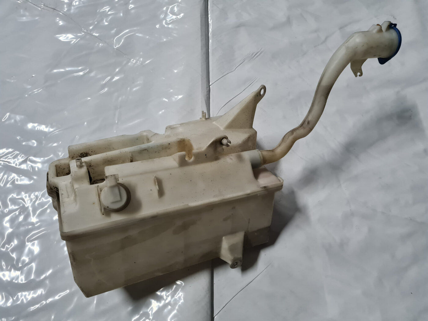 Mazgātāja šķidruma tvertne priekš VOLVO XC 60 2009 4 Mazgātāja šķidruma tvertne priekš VOLVO XC 60 2009