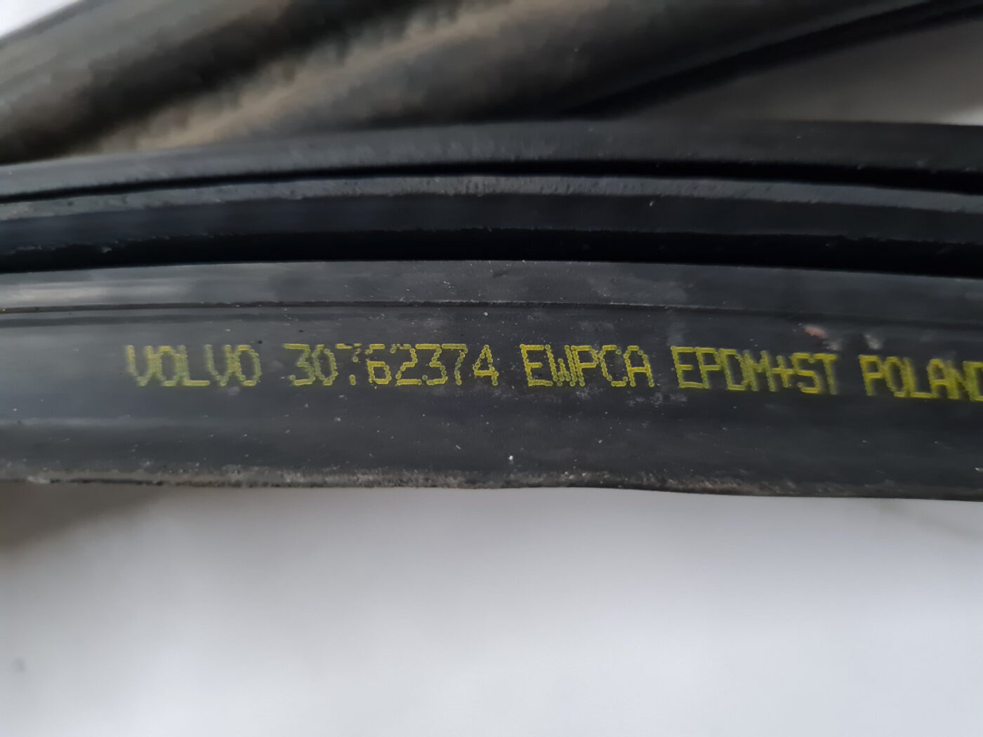 Bagāžnieka durvju gumija priekš VOLVO XC 60 2009 4 Bagāžnieka durvju gumija priekš VOLVO XC 60 2009