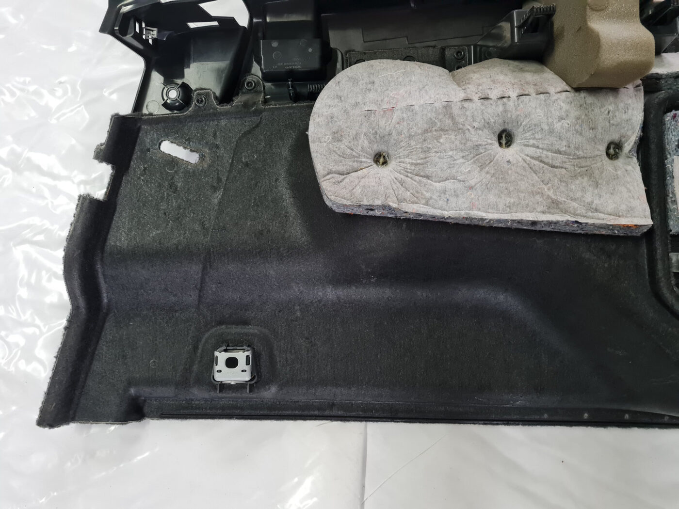 Bagāžnieka nodalījuma sānu apdare priekš VOLVO XC 60 2009 7 Bagāžnieka nodalījuma sānu apdare priekš VOLVO XC 60 2009