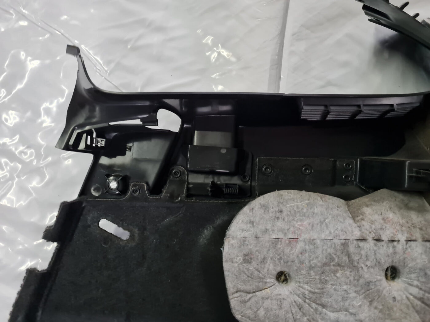 Bagāžnieka nodalījuma sānu apdare priekš VOLVO XC 60 2009 6 Bagāžnieka nodalījuma sānu apdare priekš VOLVO XC 60 2009