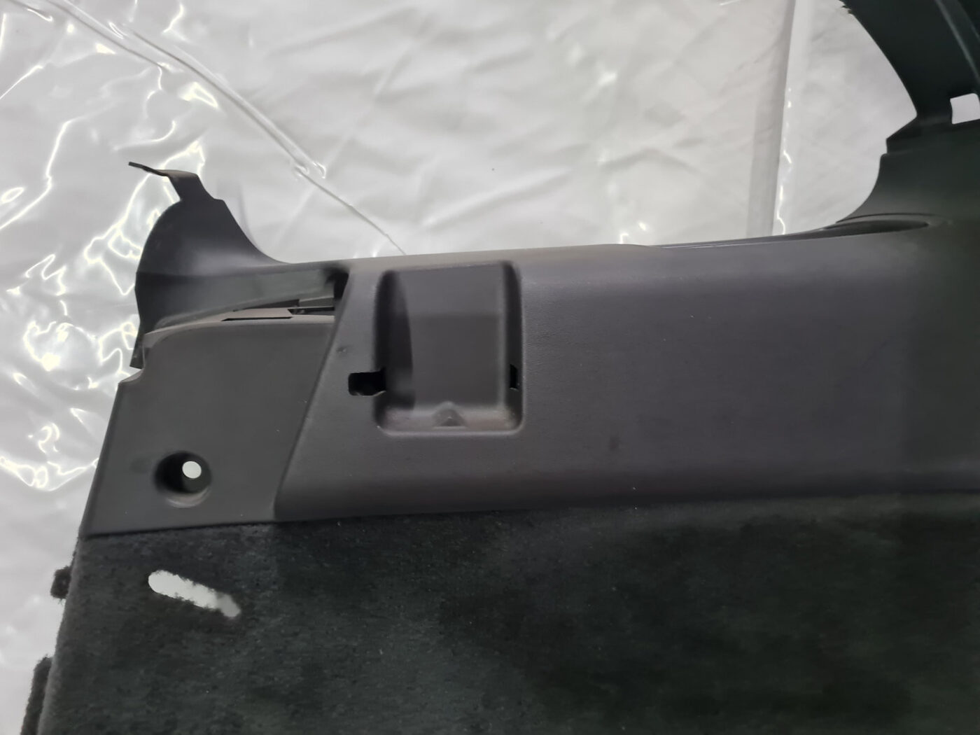 Bagāžnieka nodalījuma sānu apdare priekš VOLVO XC 60 2009 12 Bagāžnieka nodalījuma sānu apdare priekš VOLVO XC 60 2009