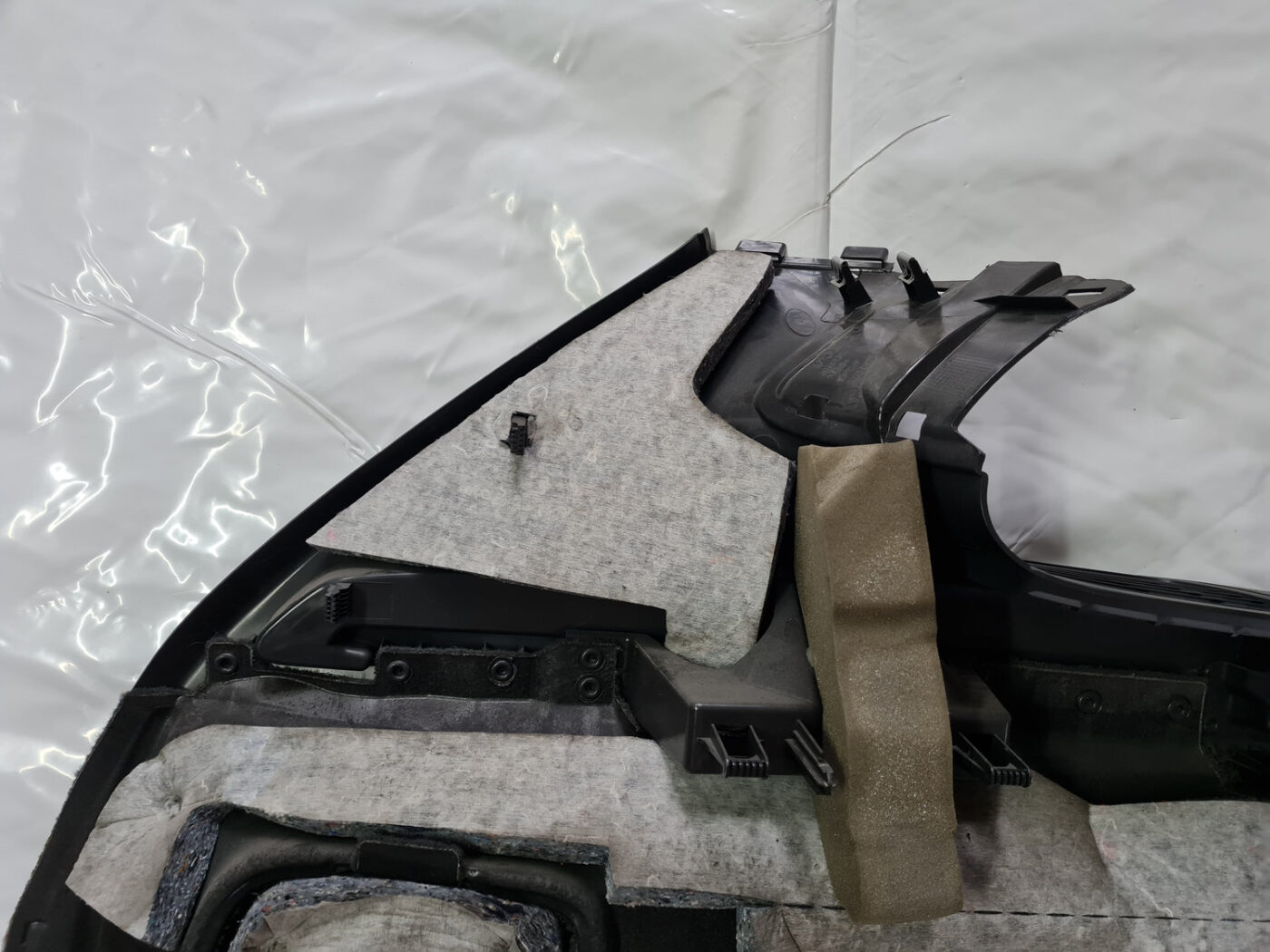 Bagāžnieka nodalījuma sānu apdare priekš VOLVO XC 60 2009 7 Bagāžnieka nodalījuma sānu apdare priekš VOLVO XC 60 2009