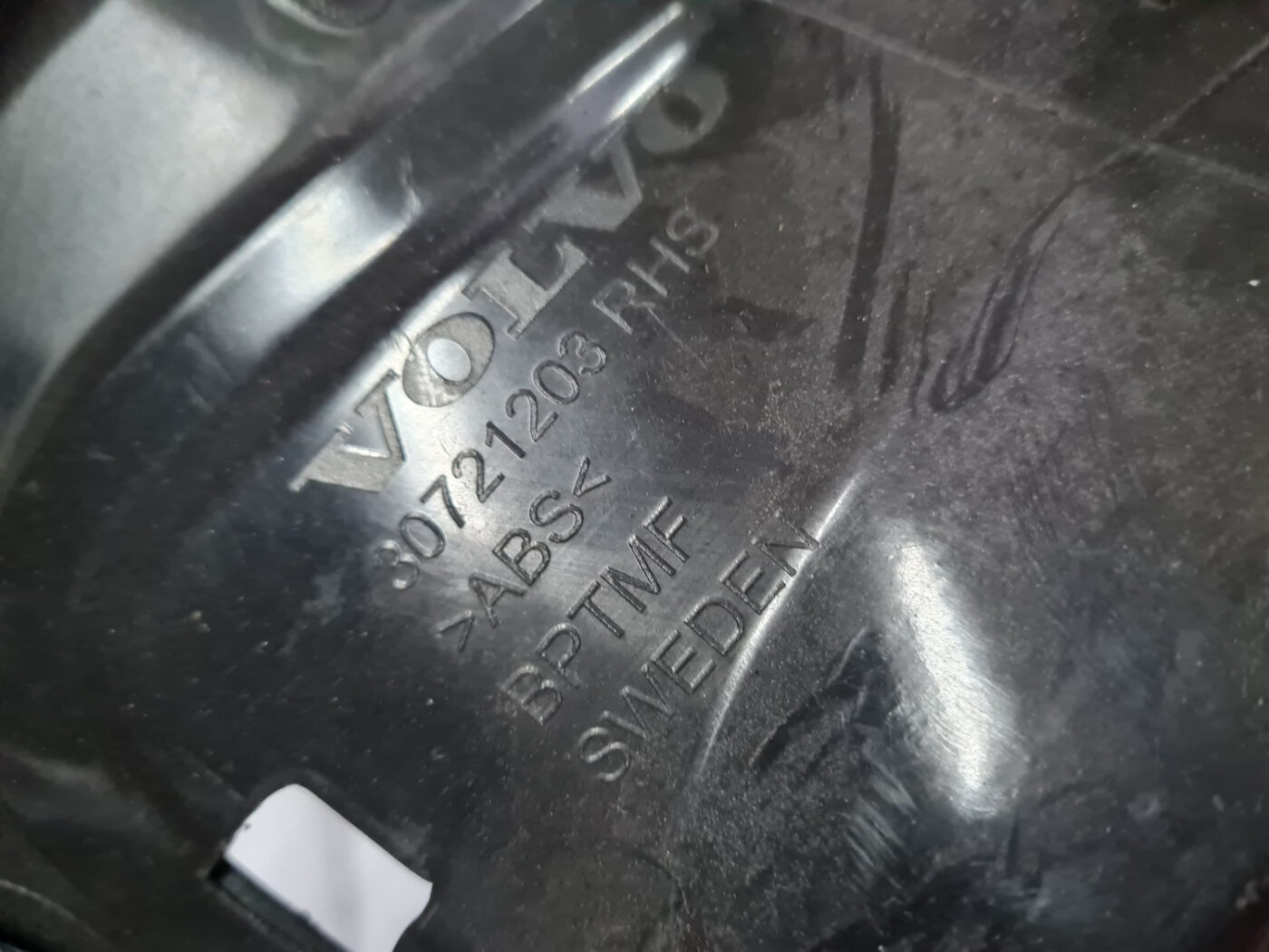 Bagāžnieka nodalījuma sānu apdare priekš VOLVO XC 60 2009 3 Bagāžnieka nodalījuma sānu apdare priekš VOLVO XC 60 2009